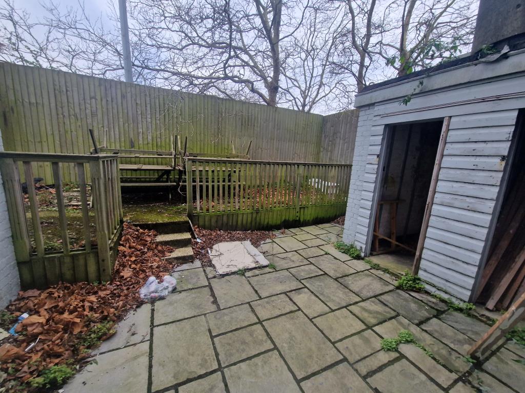 Lot: 5 - THREE STOREY FREEHOLD PROPERTY IN PROMINENT POSITION - Fenced garden with patio area